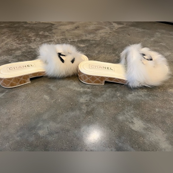 Authentic Chanel fur slides - Picture 9 of 9